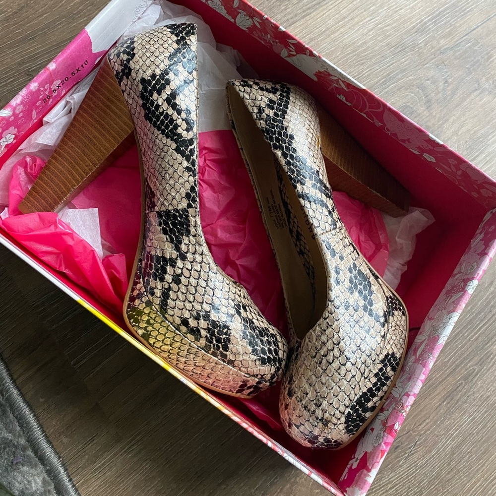 Snakeskin print pumps